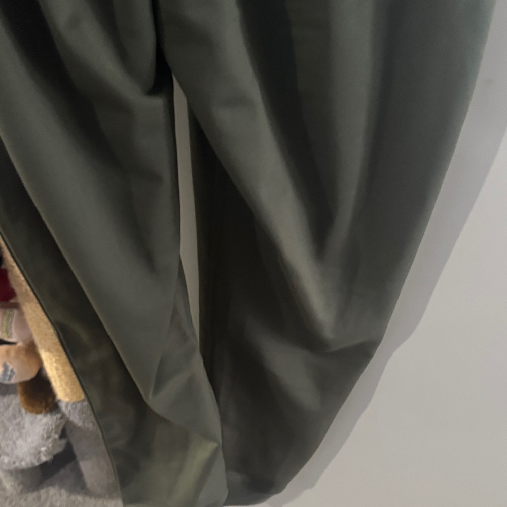 Under Armour Green Joggers with Zippered Pockets - Picture 5 of 5